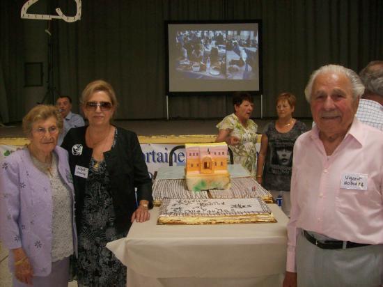  Famille NOGUERA devant le gâteau.