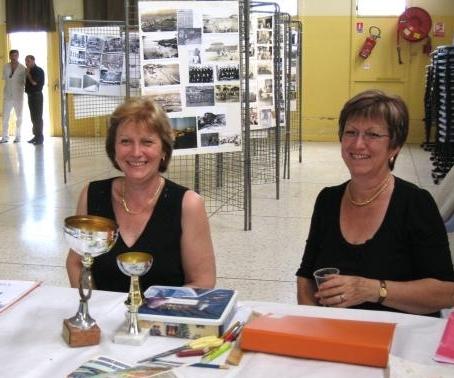 Pentecçote 2009. Giséle et  Marlène AMBROSINO à la table d'acceuil des Aquafortains ,d'Isle sur la Sorgue.