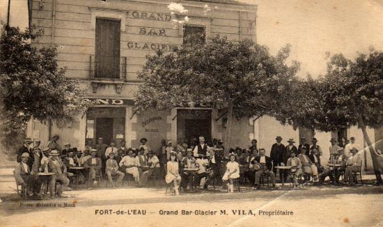 Bar "Le Glacier" vers 1935.(Face à la place centrale et la vieille église de Fort de L'Eau)