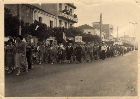 1958 : défilé patriotique devant le café des sports,rue de France.