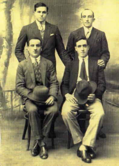 "DANDY" AQUAFORTAINS en 1937. (Ils fétent leur 19 ans !)Photo prise à ALGER.