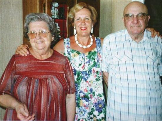 Famille PONS en 1980 : Françoise ROTGER,Gisléne PONS, et Antoine PONS dit "Néné"(Frére de Michel,Christophe et Cather