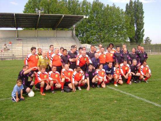 Pentecôte 2010.Les deux équipes réunies avant le match.