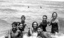 Plage de La Siréne en 1956.Dans les vagues du bonheur !