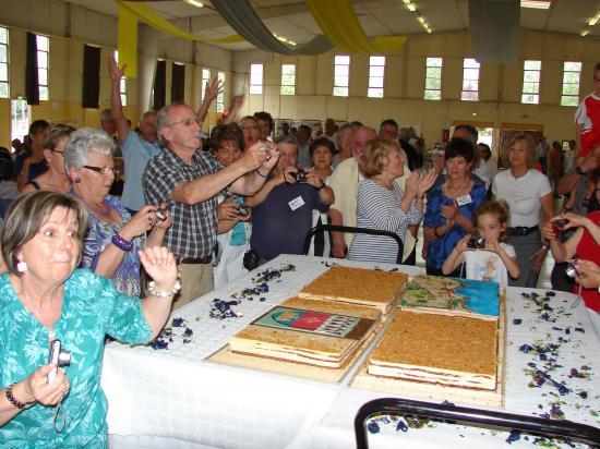 Pentecôte 2010.Presentation du gateau et chant des "Africains"!