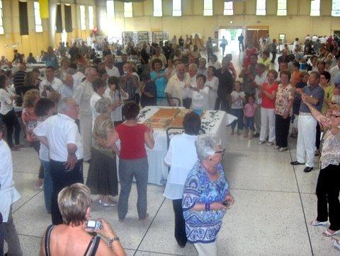Pentecôte 2010.L'arrivée du gateau.