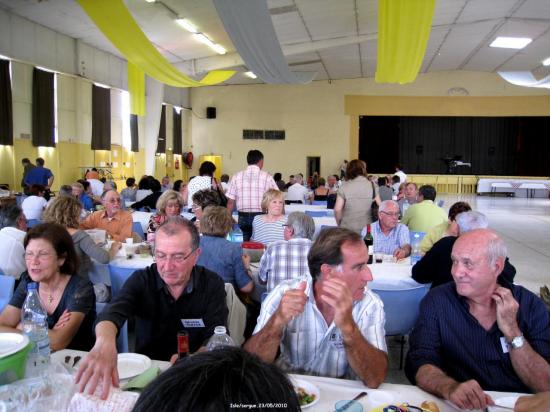 Amicale Isle sur Sorgue 2010 :rétro ,salle à 12 h